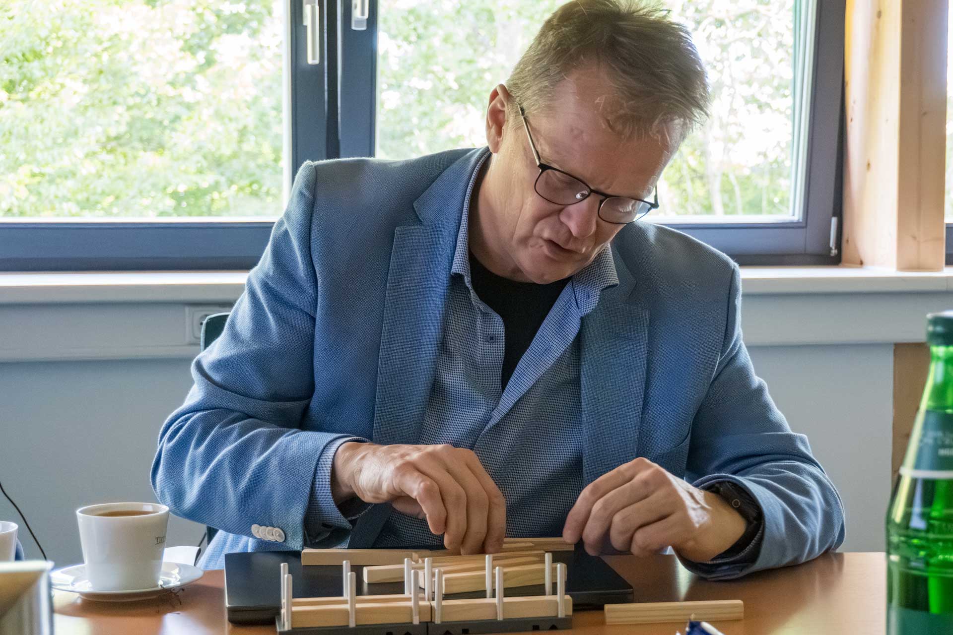 Andreas Boll, TimberTec, demonstriert anhand von Bauklötzen, wie die Pakete gepackt werden.